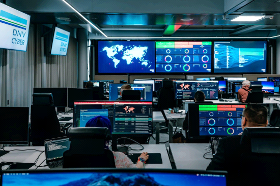 Risico cyberaanval stijgt enorm: bijna de helft van organisaties die vitale infrastructuur beheren mist zicht op supply chain